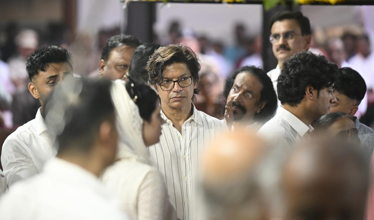 Singer Shaan was seen at the funeral of Asha Bhosle in Dadar.